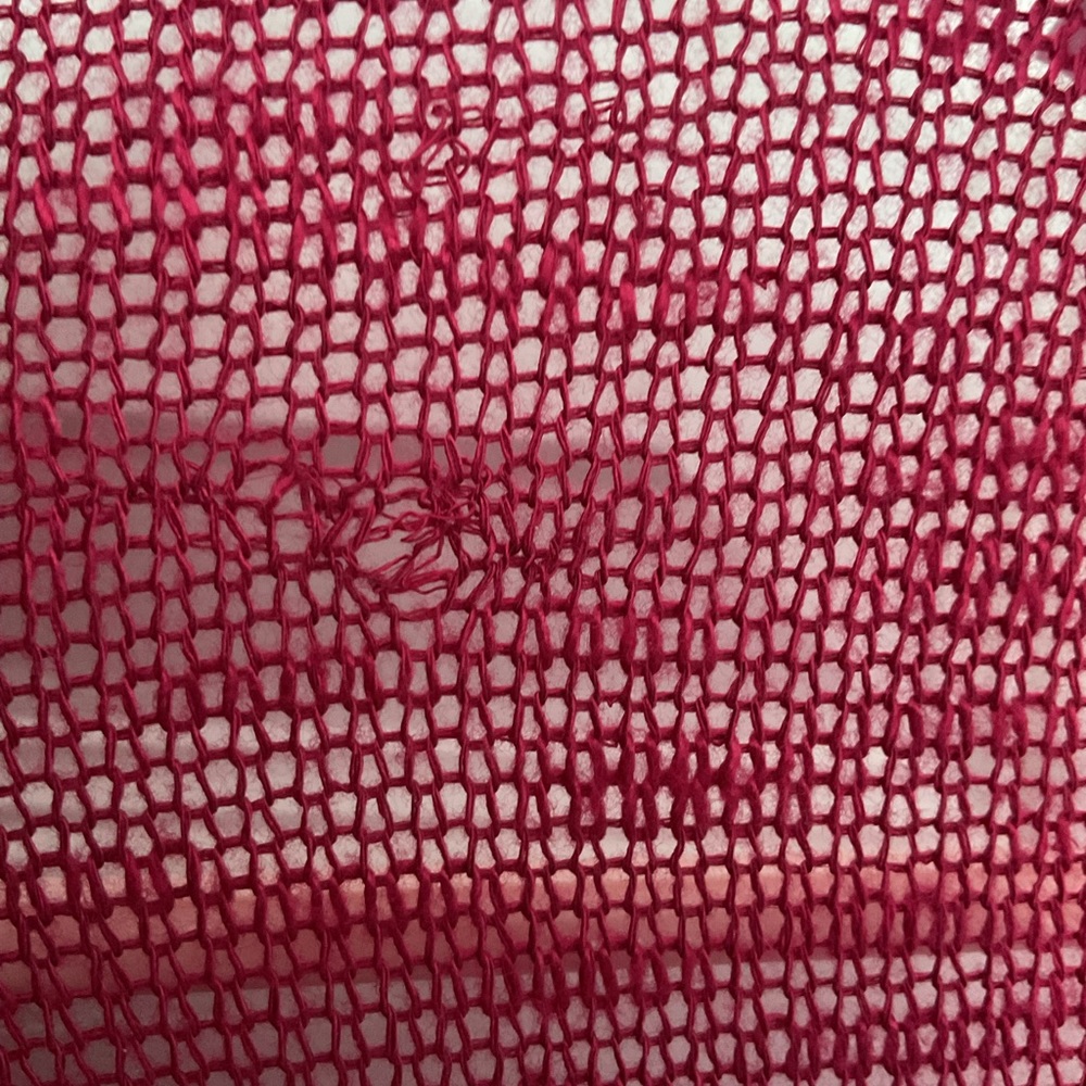 🆕 Ricki’s Raspberry Light Knit Shawl - Picture 9 of 9
